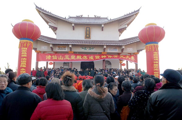 Large crowd gathered at a Chinese ancestral temple in Hong'an, Hubei, with red lanterns and ceremonial banners